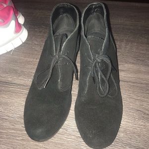 crocs women's leigh suede wedge shootie boot